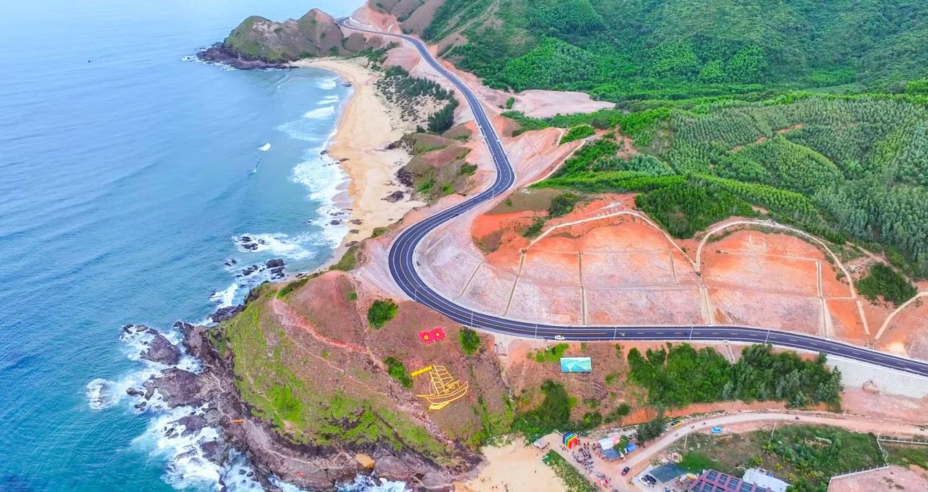 Sắp hoàn thiện cung đường đèo kết nối núi - biển đẹp bậc nhất miền Trung, thay thế tuyến đường cũ tiềm ẩn nguy hiểm