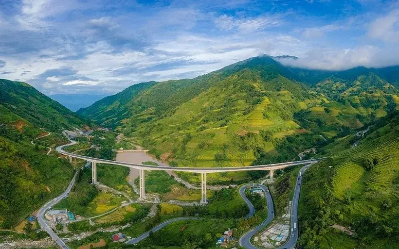 Chiêm ngưỡng cầu cạn có trụ cao nhất Việt Nam tương đương tòa nhà 27 tầng, nối thẳng đến ‘thị trấn nhỏ đẹp nhất thế giới’
