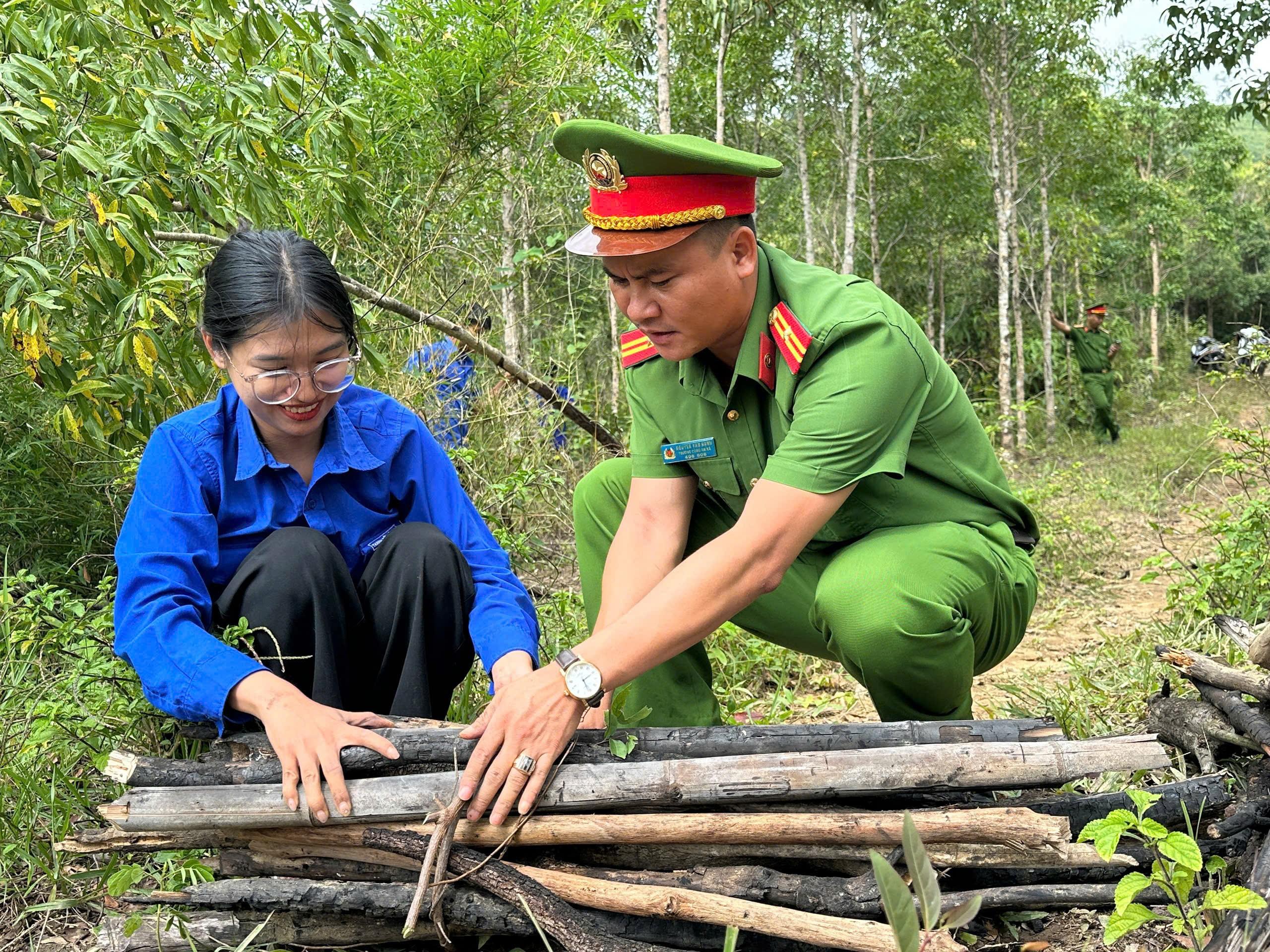 Quảng Ngãi: Những bó củi nghĩa tình sưởi ấm bếp lửa người có công ở vùng cao Tu Mơ Rông Quảng Ngãi: Những bó củi nghĩa tình sưởi ấm bếp lửa người có công ở vùng cao Tu Mơ Rông