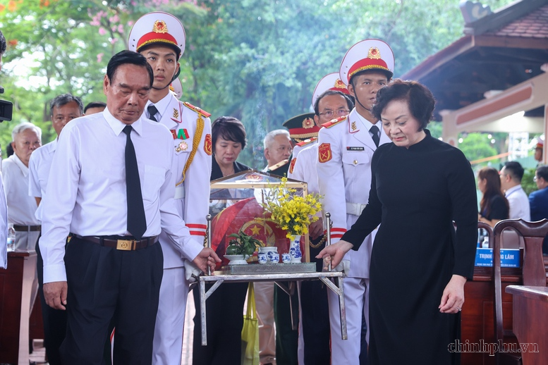 "Chiến dịch 500 ngày đêm": Hơn 1.400 hài cốt liệt sĩ được tìm kiếm, quy tập, thêm cơ hội tìm lại tên liệt sĩ "Chiến dịch 500 ngày đêm": Hơn 1.400 hài cốt liệt sĩ được tìm kiếm, quy tập, thêm cơ hội tìm lại tên liệt sĩ