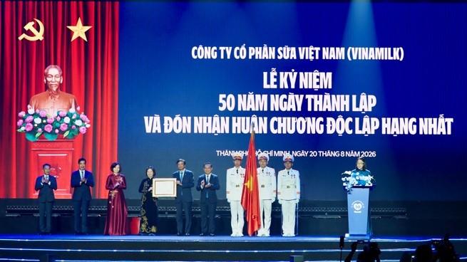 Vinamilk đón nhận Huân chương Độc lập hạng Nhất tại dấu mốc 50 năm Vinamilk đón nhận Huân chương Độc lập hạng Nhất tại dấu mốc 50 năm