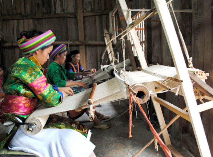 Đưa sản phẩm OCOP dệt lanh vùng cao vươn tầm thị trường Đưa sản phẩm OCOP dệt lanh vùng cao vươn tầm thị trường