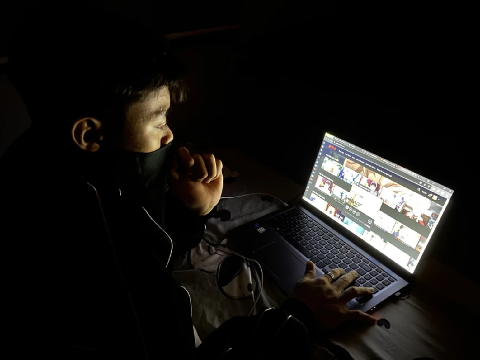 Ngồi xem phim, chơi điện thoại quá 10 giờ/ngày có thể bị đột quỵ bất cứ lúc nào Ngồi xem phim, chơi điện thoại quá 10 giờ/ngày có thể bị đột quỵ bất cứ lúc nào