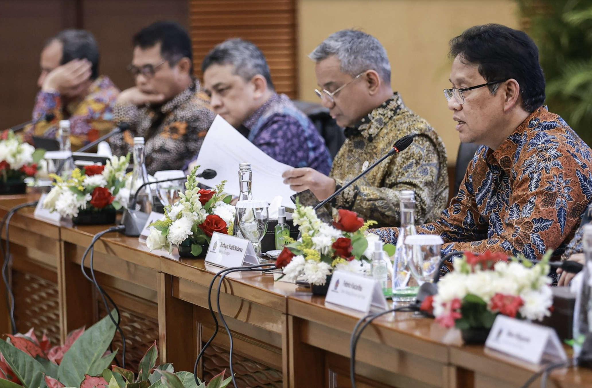 Nền kinh tế lớn nhất Đông Nam Á muốn hạ lương của hàng loạt Bộ trưởng, lạc quan giữa chiến sự Trung Đông