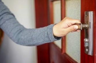 9 điều 'tối kỵ' cần tránh khi đến nhà người khác, nhiều người vẫn vô tư mắc phải