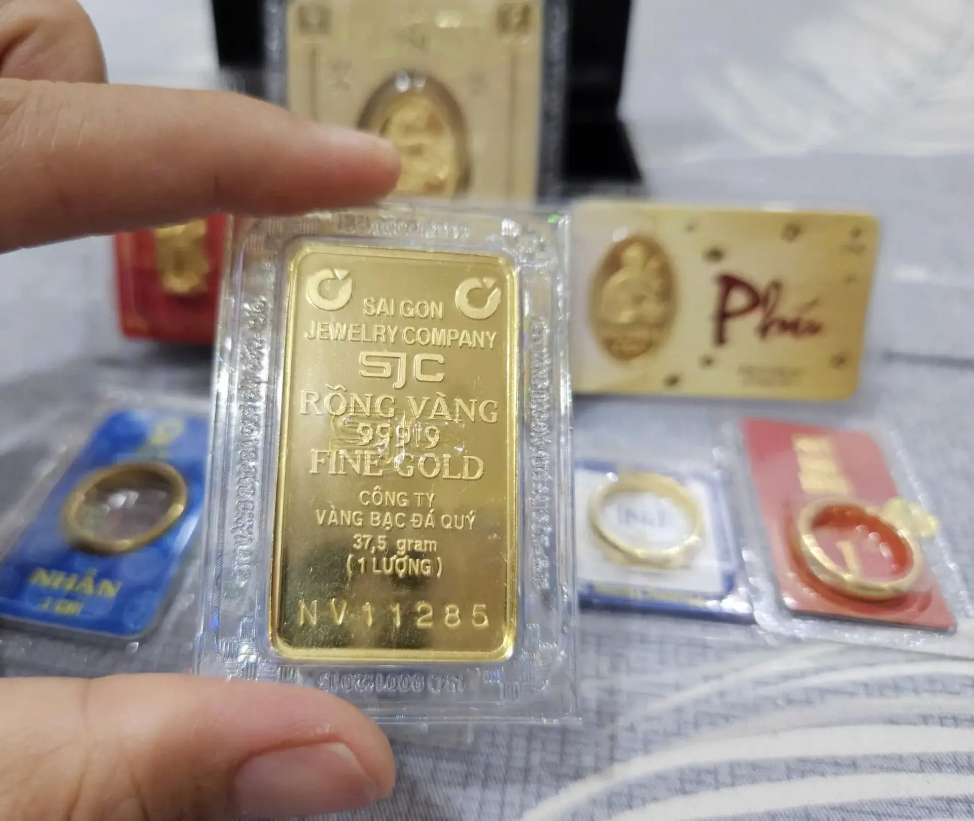Vàng SJC giảm mạnh về quanh 162 triệu đồng/lượng