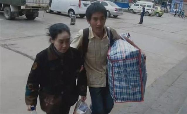 Nam sinh cõng mẹ bị tâm thần đi học đại học, từ chối mức lương hơn 2 tỷ đồng để về miền núi làm việc