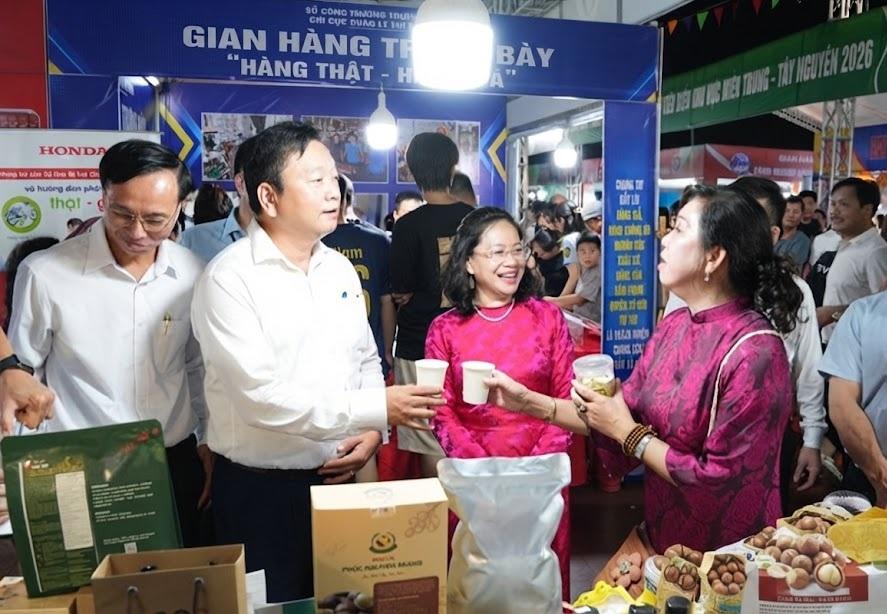 Hơn 300 gian hàng “lên kệ” tại hội chợ công nghiệp nông thôn