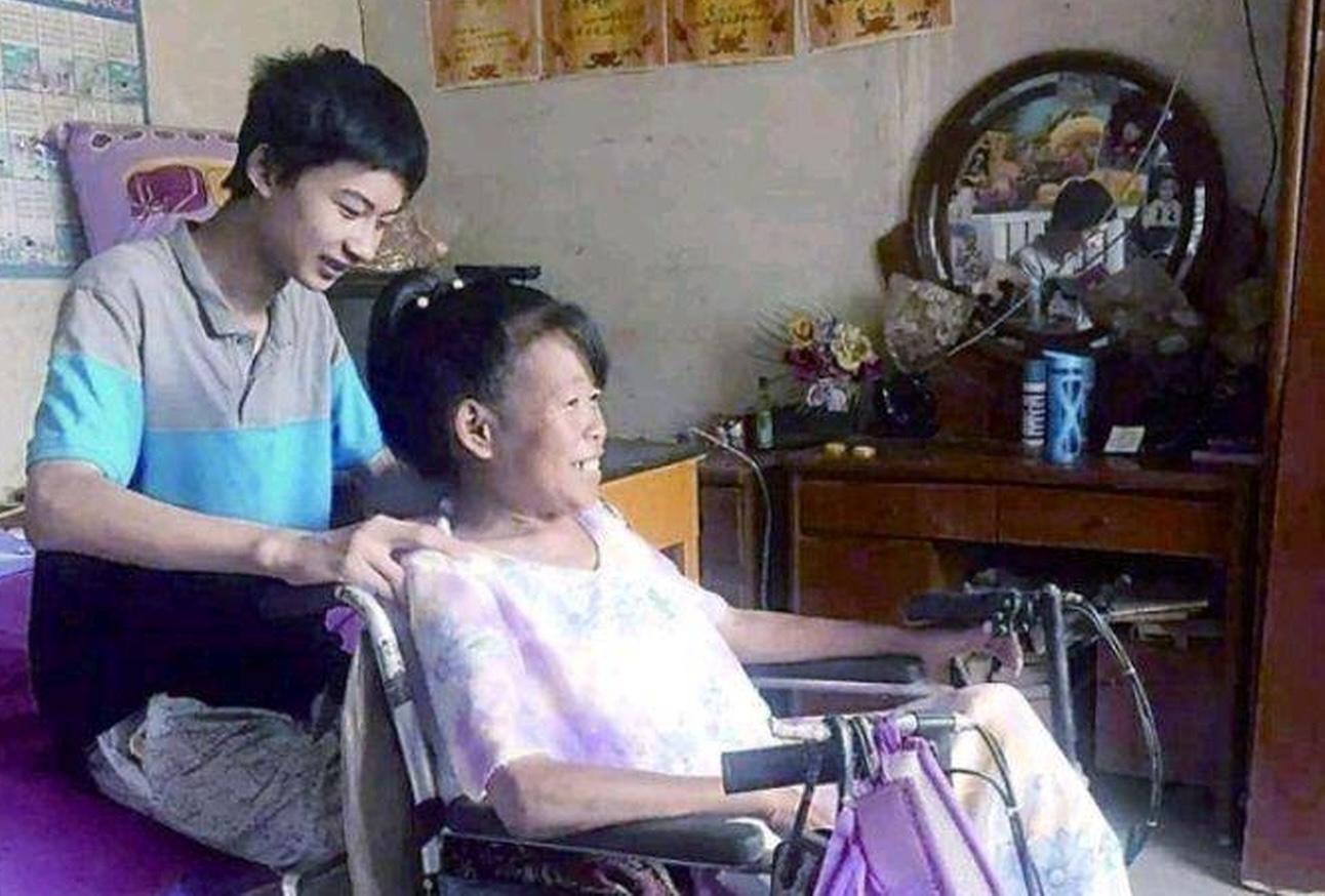 Là Thủ khoa Đại học, từng được ông bà ngoại nuôi bằng nghề nhặt đồng nát, hiện tốt nghiệp và đang làm công việc gì?