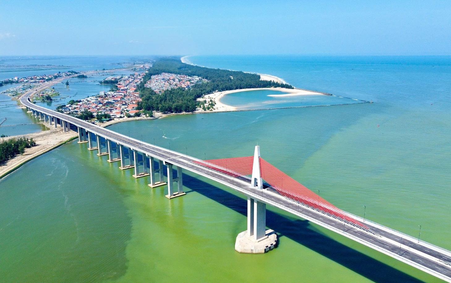 Chỉ ít ngày nữa, Việt Nam chính thức thông xe cầu vượt biển dài nhất miền Trung trị giá 2.400 tỷ đồng, nối tới thắng cảnh được vua Nguyễn ca ngợi