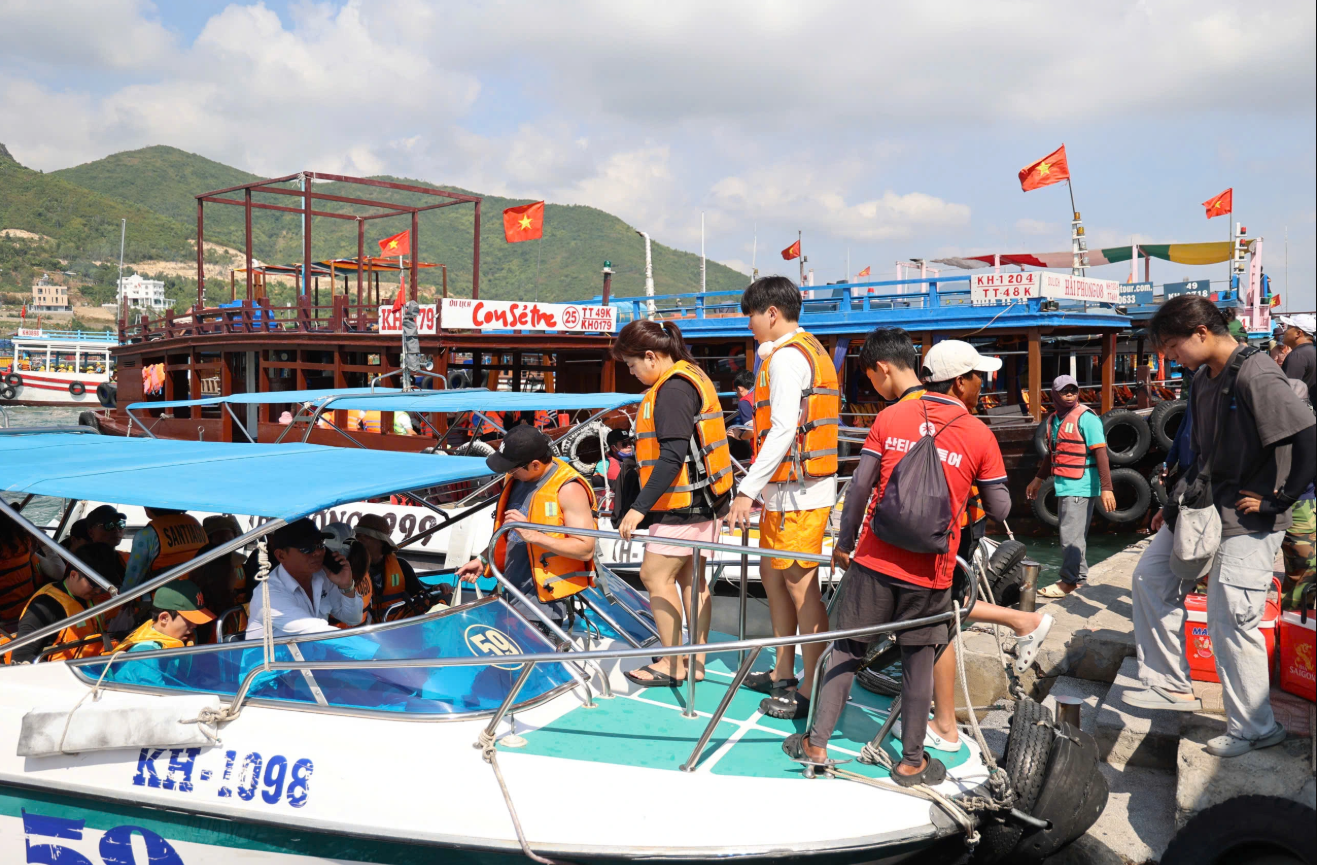 Thu phí tham quan vịnh Nha Trang thúc đẩy mô hình du lịch xanh bền vững