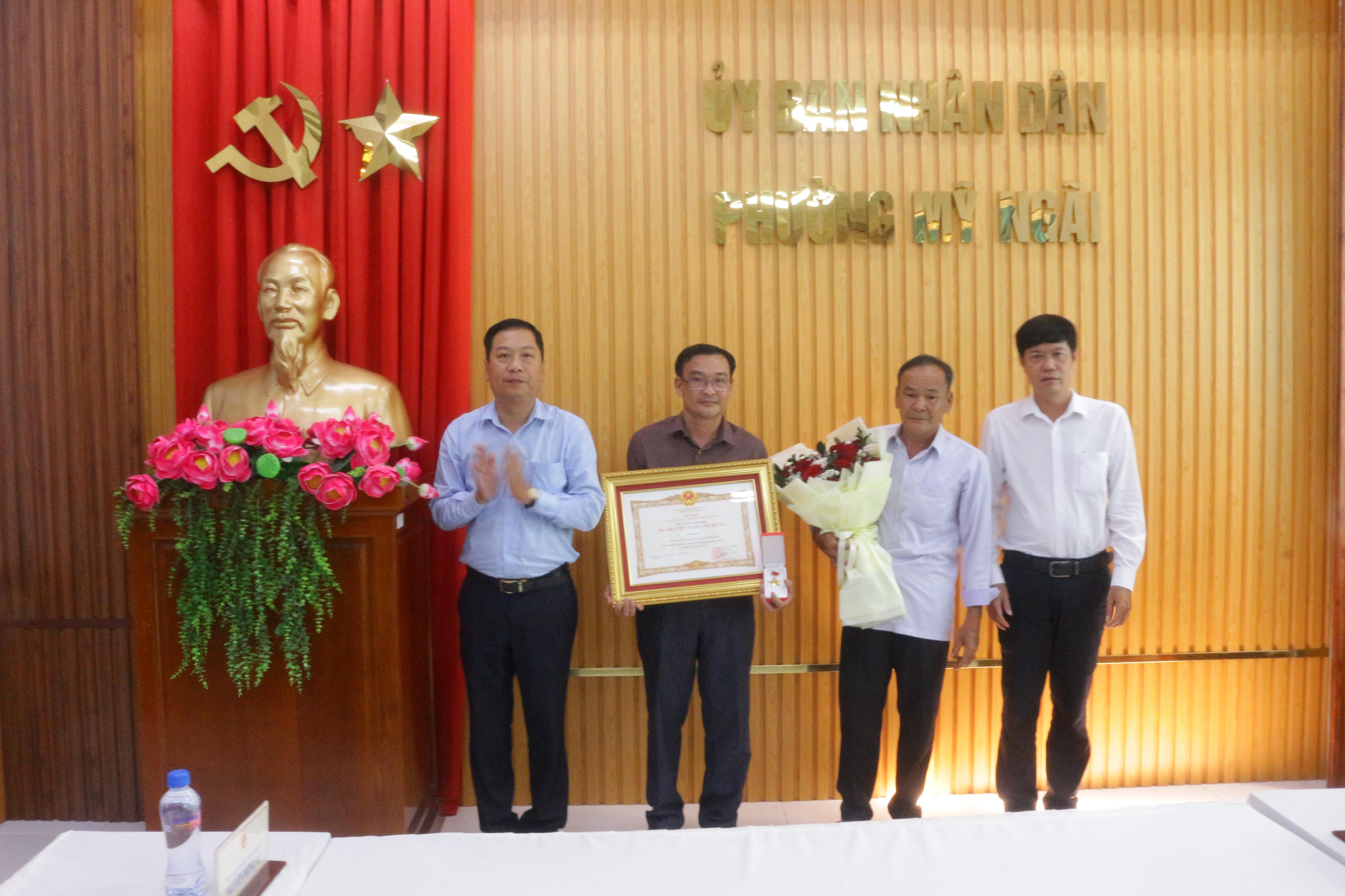 2.lanh-dao-trao-truy-tang-me-vnah_1779512582.jpg