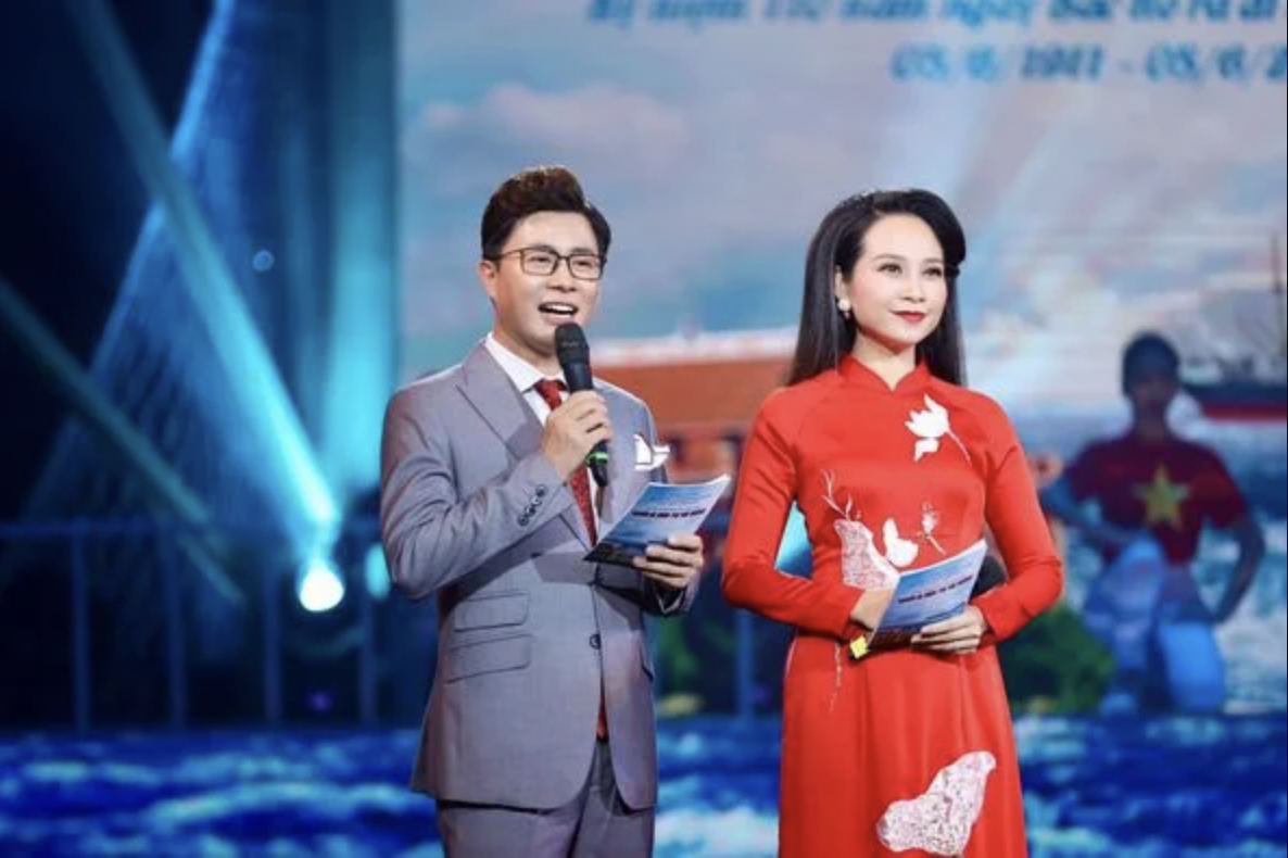 MC quen mặt của VTV có bằng Tiến sĩ, làm giảng viên trường ĐH nổi tiếng, hơn 40 tuổi mới kết hôn với học trò kém 10 tuổi