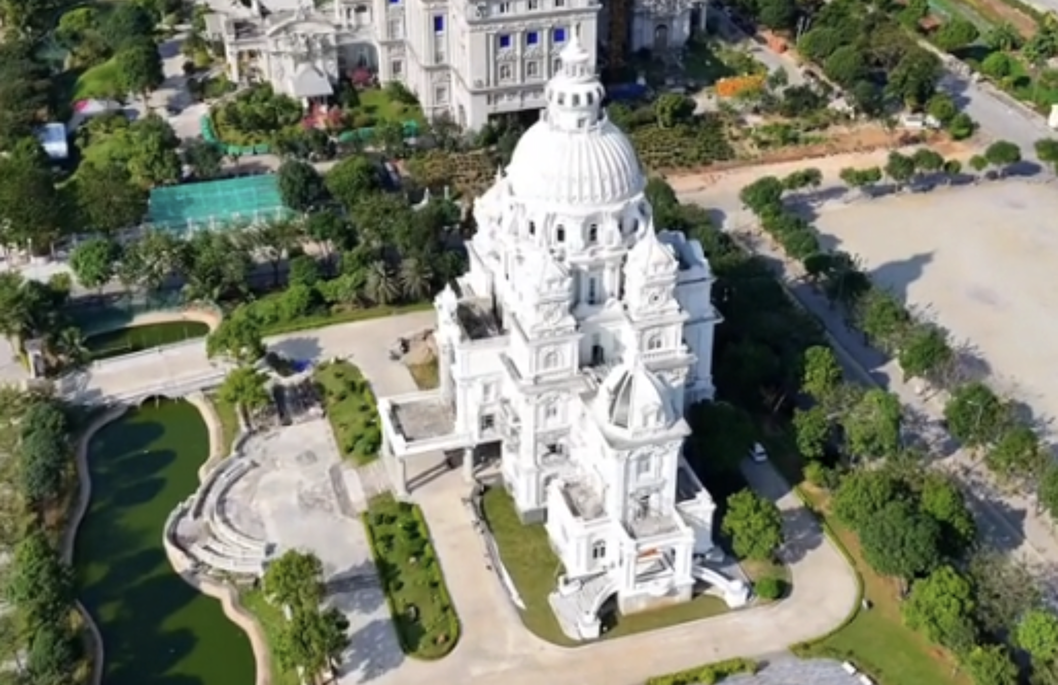 Lâu đài của gia tộc doanh nhân giàu có bậc nhất Ninh Bình: Mái vòm đồ sộ, mặt tiền phủ kín đèn LED, nổi bật giữa quần thể dinh thự xa hoa tựa trời Âu