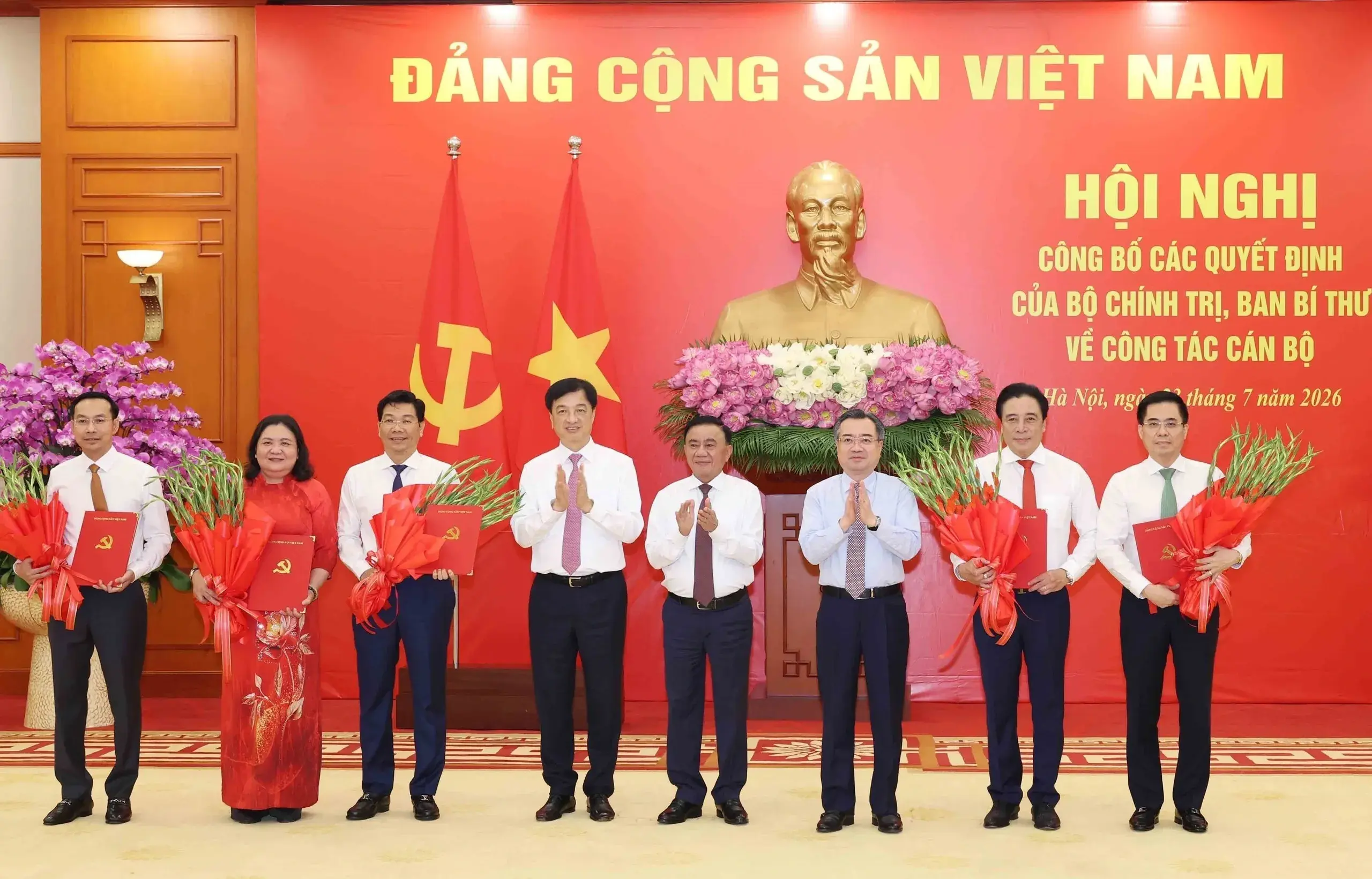 Hội nghị công bố các quyết định của Bộ Chính trị, Ban Bí thư về công tác cán bộ Hội nghị công bố các quyết định của Bộ Chính trị, Ban Bí thư về công tác cán bộ