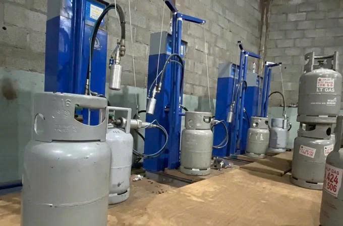 Hơn 42.000 bình gas giả loại 12 kg đã được tuồn ra thị trường, giá trị tương đương hàng thật khoảng 18,6 tỷ đồng, 10 đối tượng bị khởi tố