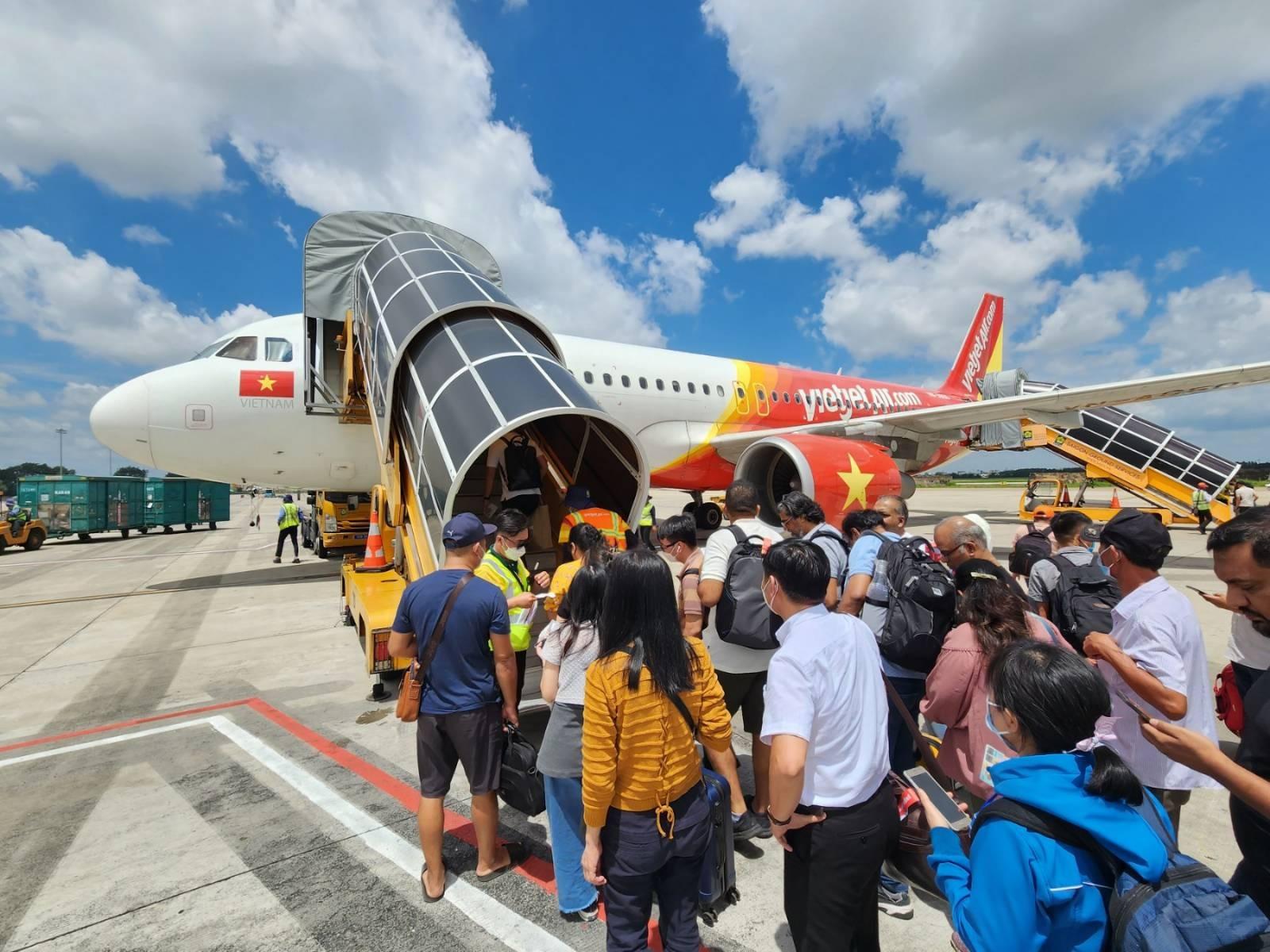 Còn 136 ngày nữa đến Tết Nguyên Đán 2027, giá vé máy bay nhiều chặng nội địa bắt đầu 'nhảy múa' Còn 136 ngày nữa đến Tết Nguyên Đán 2027, giá vé máy bay nhiều chặng nội địa bắt đầu 'nhảy múa'