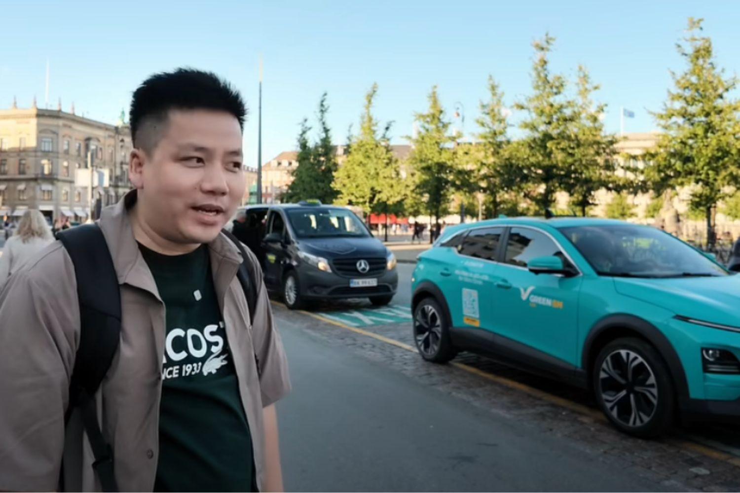 Khoa Pug ngỡ ngàng trải nghiệm taxi điện giữa lòng Đan Mạch, lái xe 20 năm hết lời khen Green SM của tỷ phú Phạm Nhật Vượng Khoa Pug ngỡ ngàng trải nghiệm taxi điện giữa lòng Đan Mạch, lái xe 20 năm hết lời khen Green SM của tỷ phú Phạm Nhật Vượng