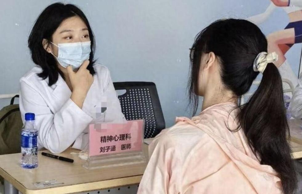 ‘Lạ đời’ nữ bác sĩ có bằng Tiến sĩ ở tuổi 27 quyết định nghỉ việc, hiện sáng tối đi làm shipper, hát quán bar, tuyên bố thẳng lý do ‘Lạ đời’ nữ bác sĩ có bằng Tiến sĩ ở tuổi 27 quyết định nghỉ việc, hiện sáng tối đi làm shipper, hát quán bar, tuyên bố thẳng lý do