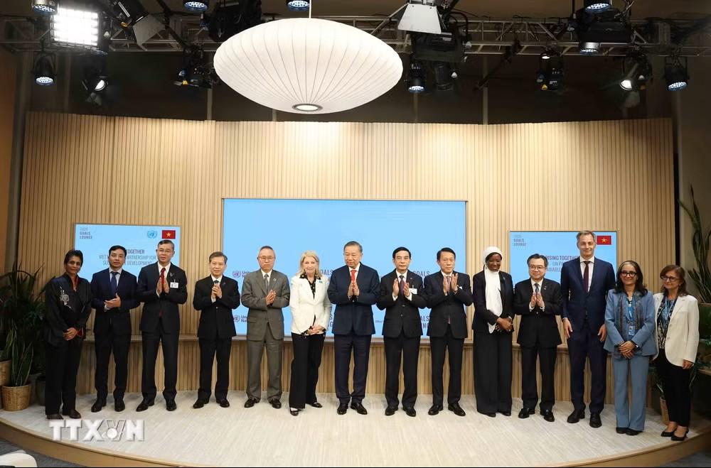 tong-bi-thu-chu-tich-nuoc-to-lam-du-le-trao-van-kien-thoa-thuan-hop-tac-voi-cac-co-quan-cua-lien-hop-quoc-13_1790135922.jpg