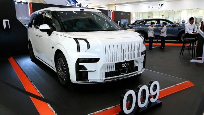 MPV cao cấp 912 mã lực về Việt Nam: Đệm ghế bị 9 ô tô và xe tải 20 tấn cán qua vẫn 'trơ gan' MPV cao cấp 912 mã lực về Việt Nam: Đệm ghế bị 9 ô tô và xe tải 20 tấn cán qua vẫn 'trơ gan'