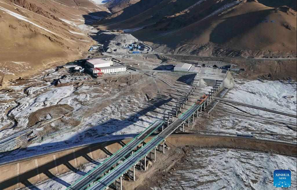 Huy động 3.000 công nhân, kỹ sư làm việc ngày đêm để xây dựng hầm cao tốc xuyên núi dài nhất thế giới, chạy qua 16 đới đứt gãy