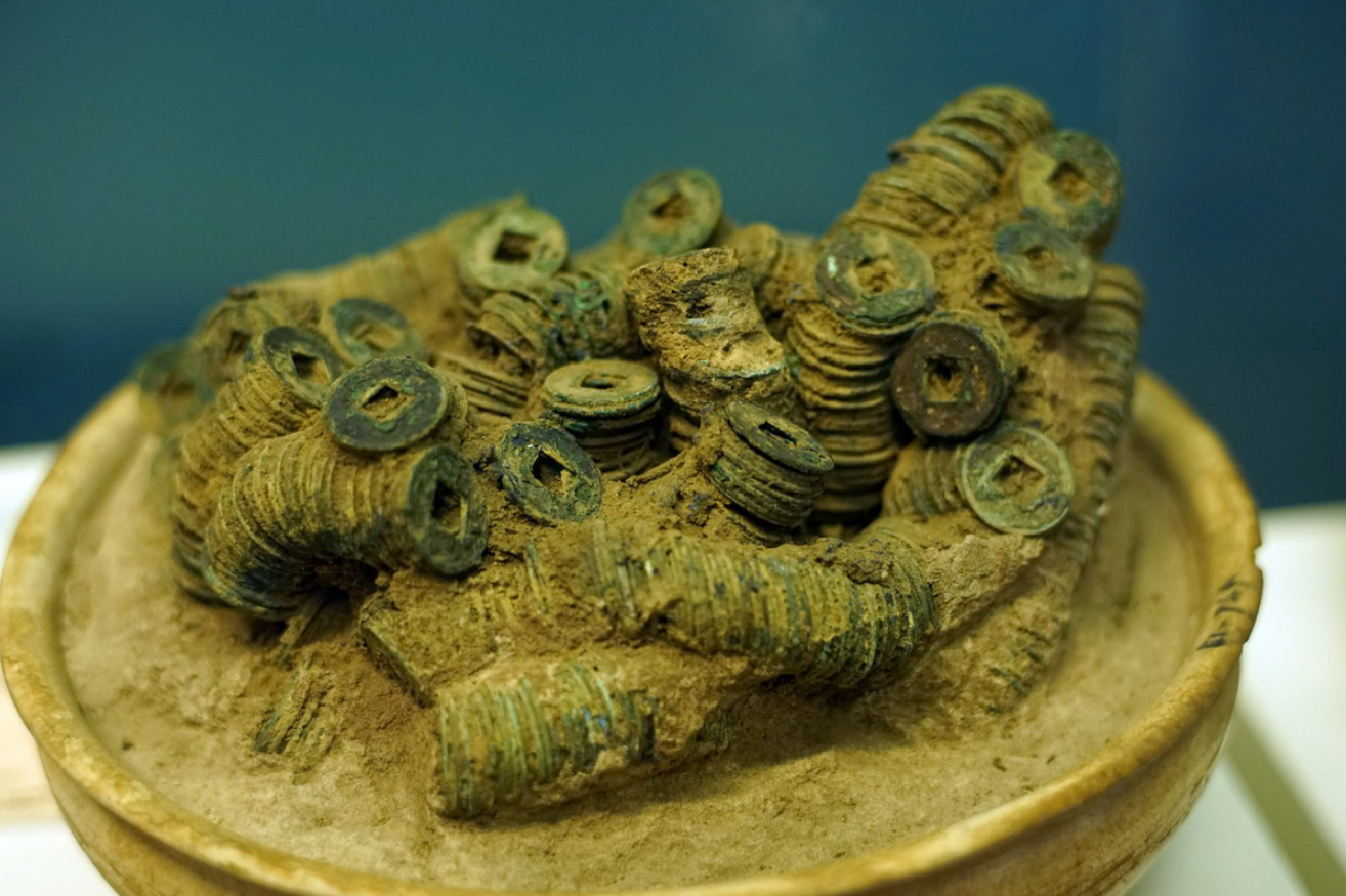 Phát hiện ‘kho báu’ 500kg giữa rừng sâu Đà Lạt: Chứa hơn 1.300 đồng tiền cổ, từng được nhà khảo cổ Pháp ghi nhận