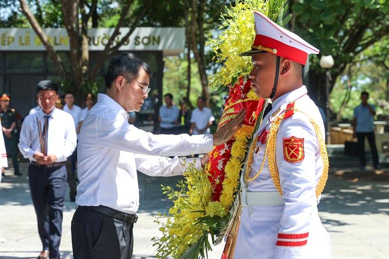 Thủ tướng Lê Minh Hưng tưởng niệm các anh hùng liệt sĩ tại các 'địa chỉ đỏ' ở Quảng Trị