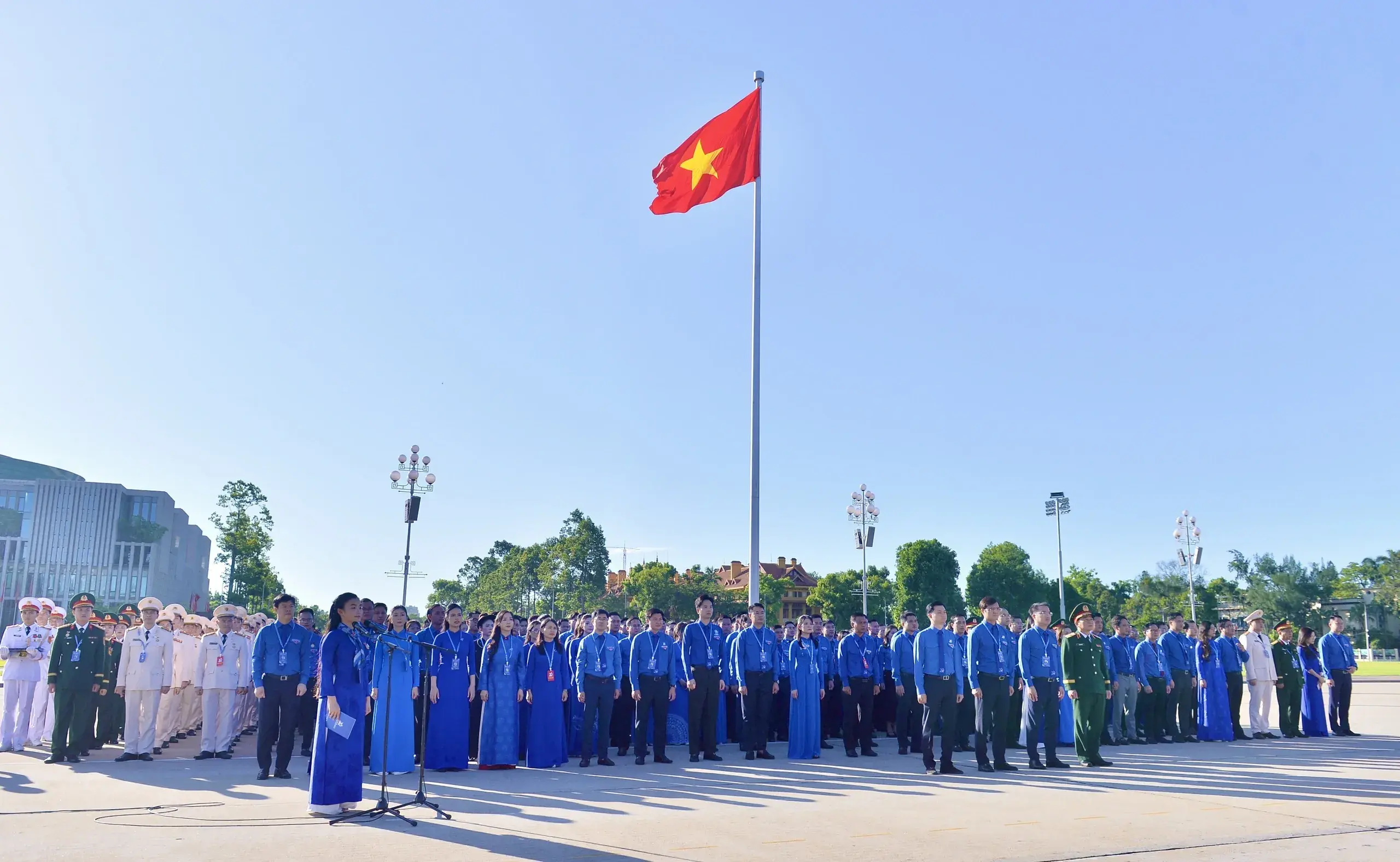 788 đại biểu Đại hội Đoàn toàn quốc báo công và vào Lăng viếng Bác