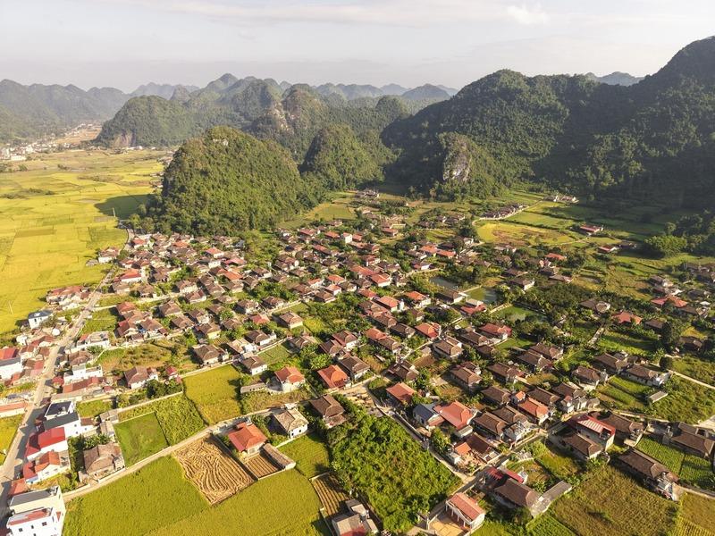 Ngôi làng bí ẩn ở Lạng Sơn hơn 400 mái nhà cùng quay về một hướng, được vinh danh 'Làng du lịch tốt nhất thế giới' Ngôi làng bí ẩn ở Lạng Sơn hơn 400 mái nhà cùng quay về một hướng, được vinh danh 'Làng du lịch tốt nhất thế giới'