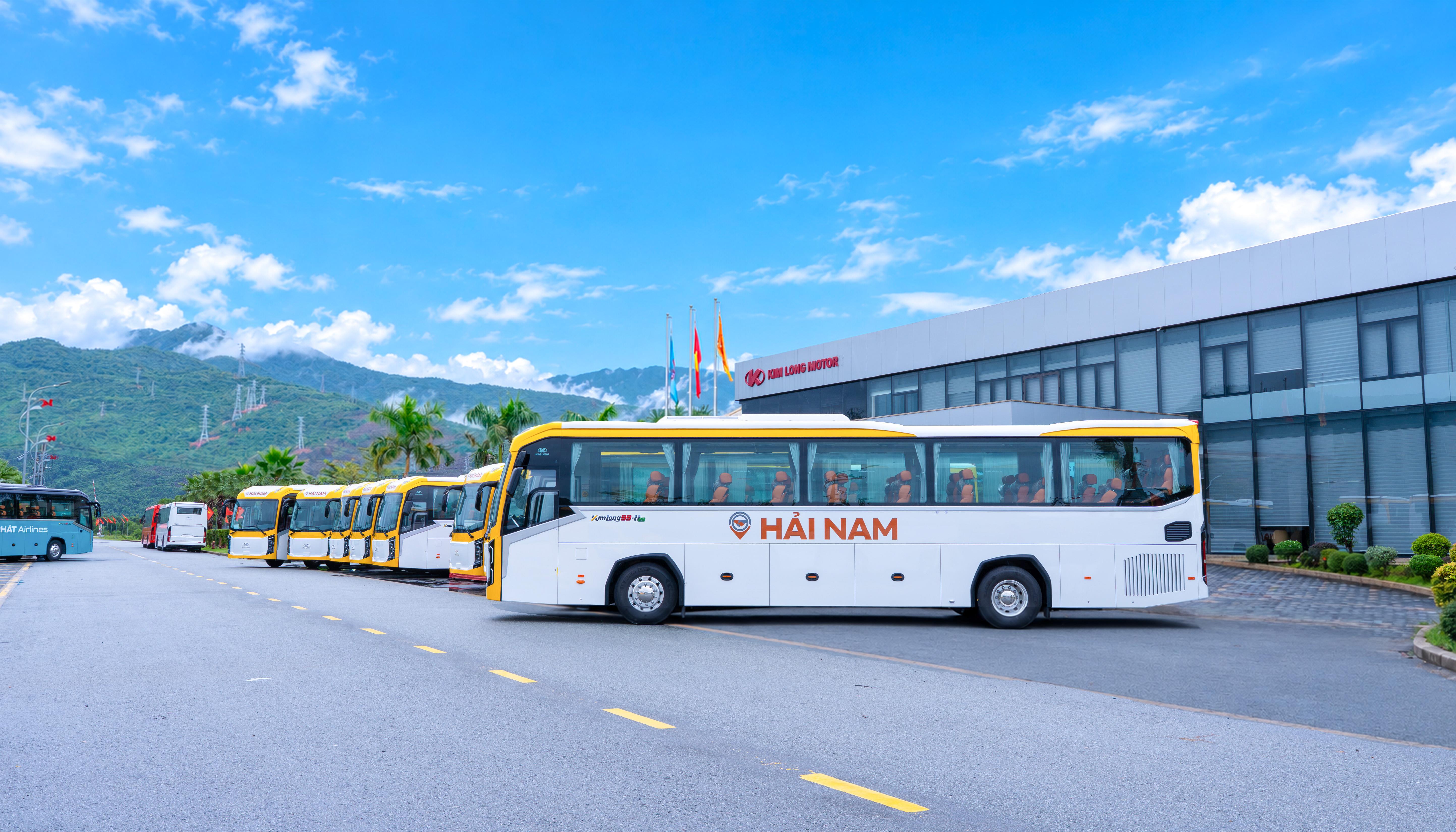 Hãng xe Việt Kim Long Motor bàn giao lô xe buýt ghế ngồi cho công ty vận tải có tiếng tại miền Nam
