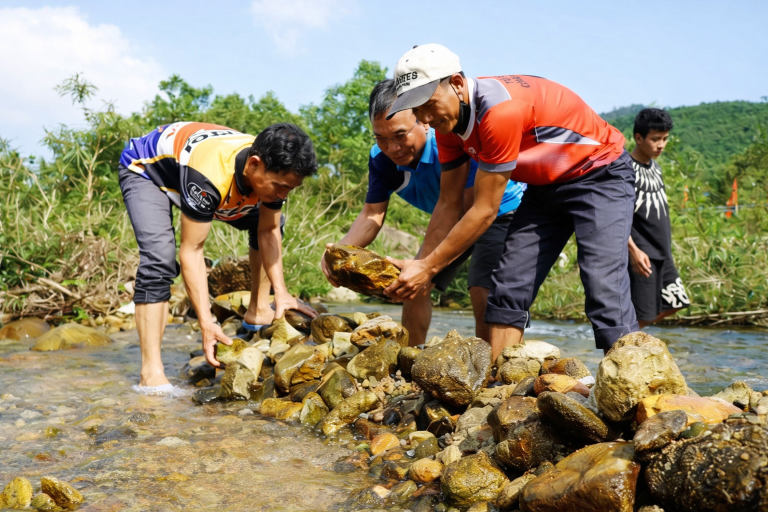 Độc đáo nghi thức “đắp chăn” săn cá suối của người Co ở Quảng Ngãi