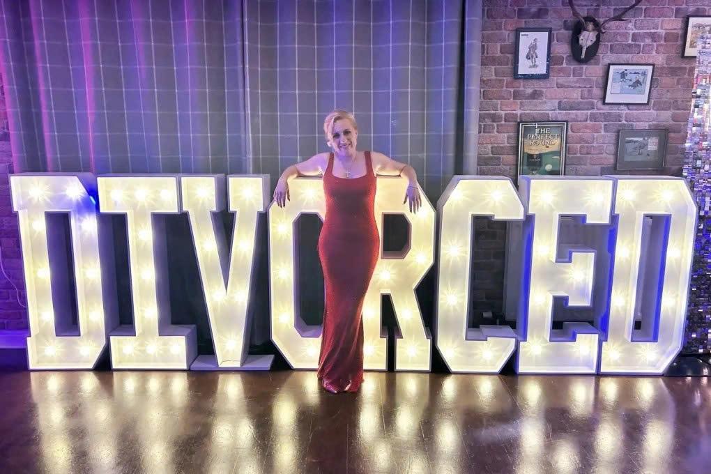 Người phụ nữ chi 70 triệu đồng tổ chức tiệc ly hôn, mời DJ tới biểu diễn trực tiếp