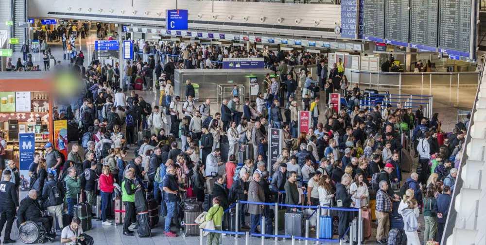 Tin cực vui: Một quốc gia xem xét miễn visa đoàn cho du khách Việt