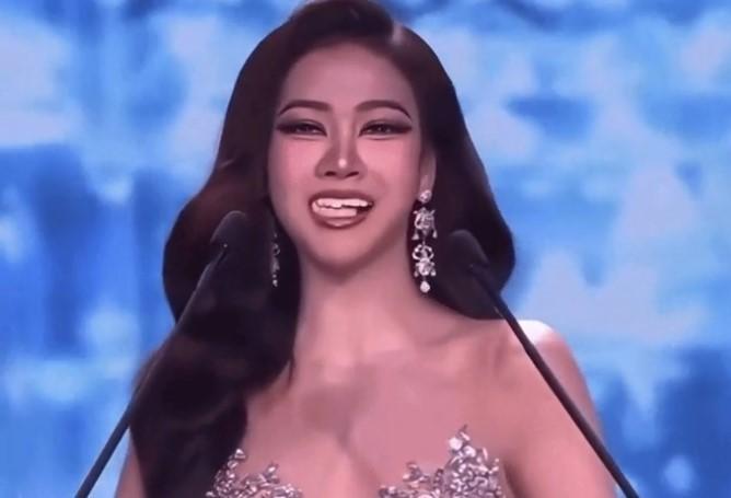 Hoa hậu 18 tuổi rơi răng giả ngay trên sóng trực tiếp