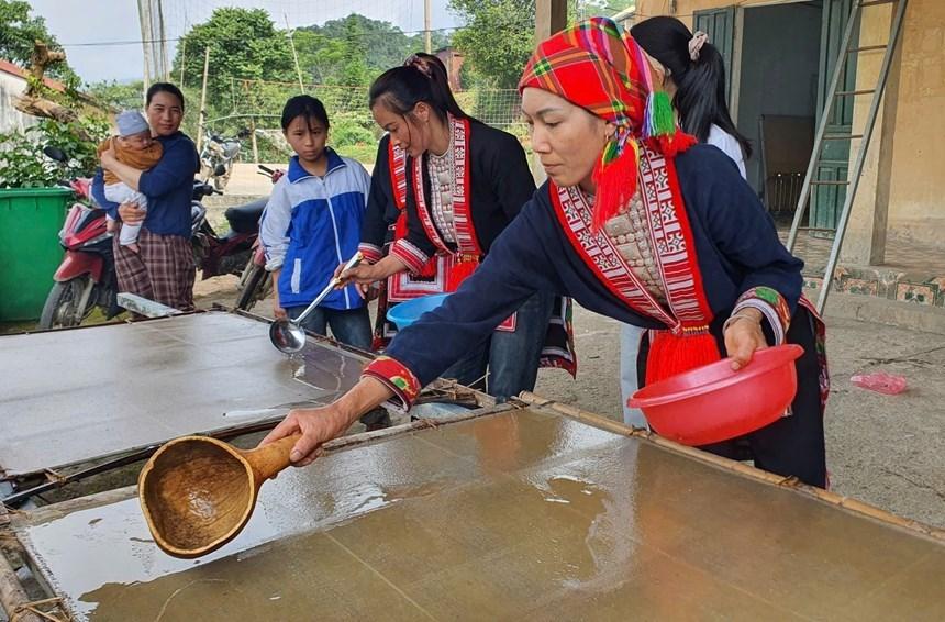 Bảo tồn nghề giấy dó truyền thống của người Dao Đỏ