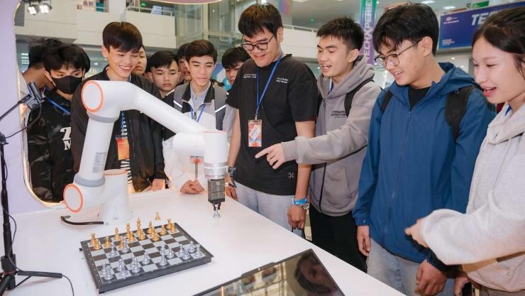 Ngành học là xu hướng hiện nay, sinh viên ra trường được 'săn đón', lương khởi điểm tới 30 triệu đồng/tháng, chuyên gia vượt mốc 125 triệu