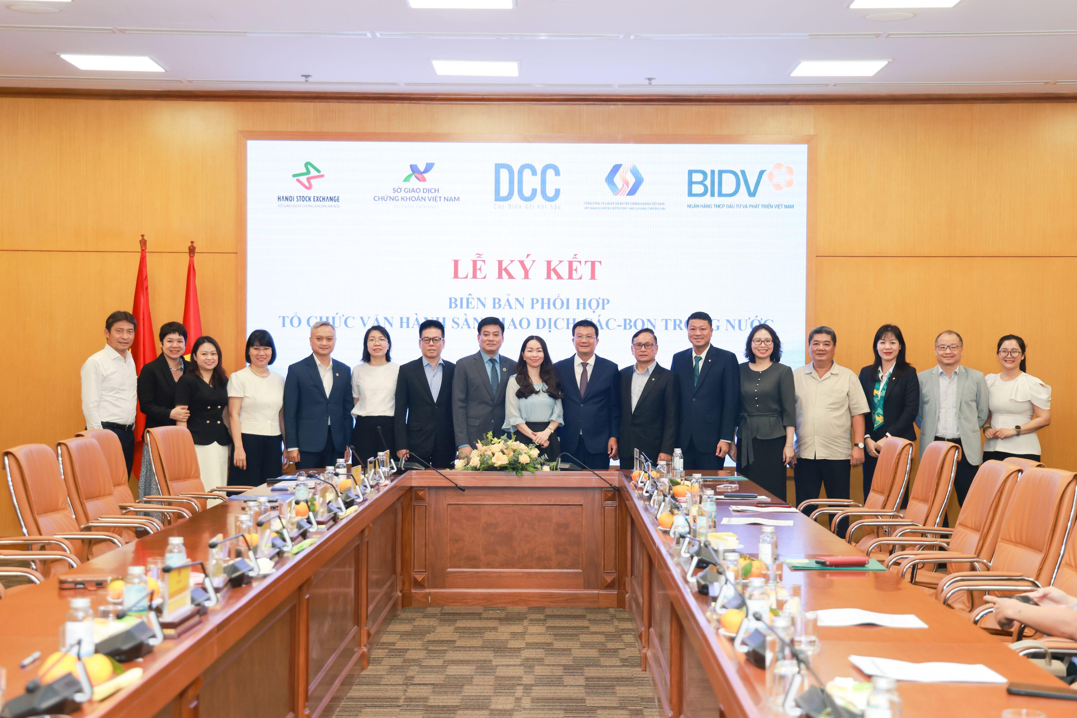 dai-dien-cac-don-vi-tham-du-le-ky-ket-chup-anh-luu-niem_1782360080.jpg