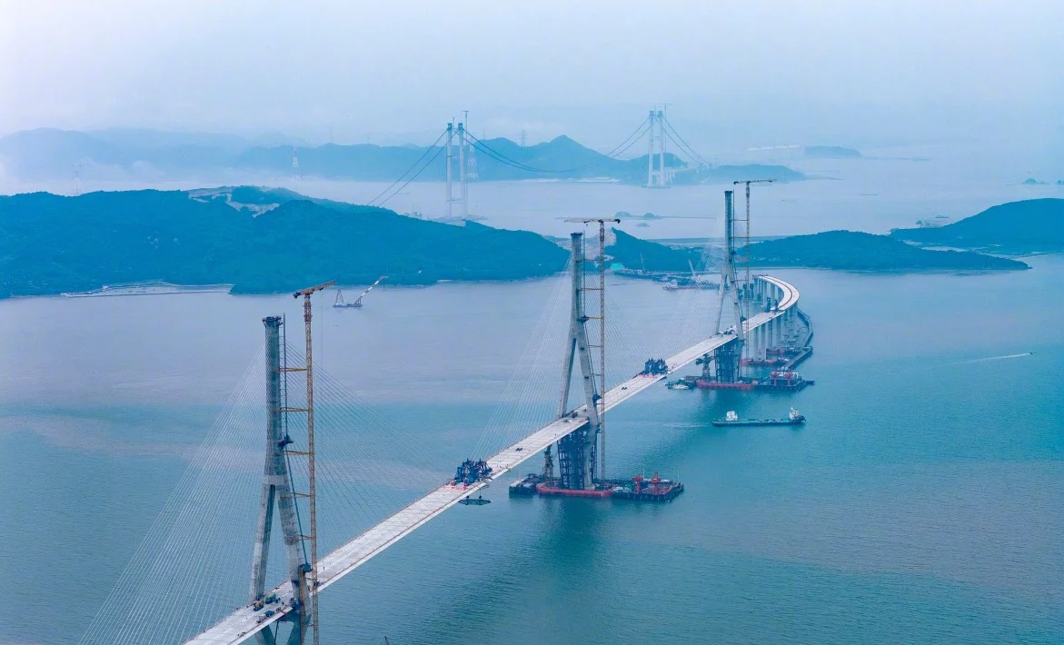 Phát hiện người Trung Quốc ra biển xây 3 trụ bê tông cao ngang toà nhà 80 tầng, công trình đặc biệt dài hơn 2.000m dần thành hình