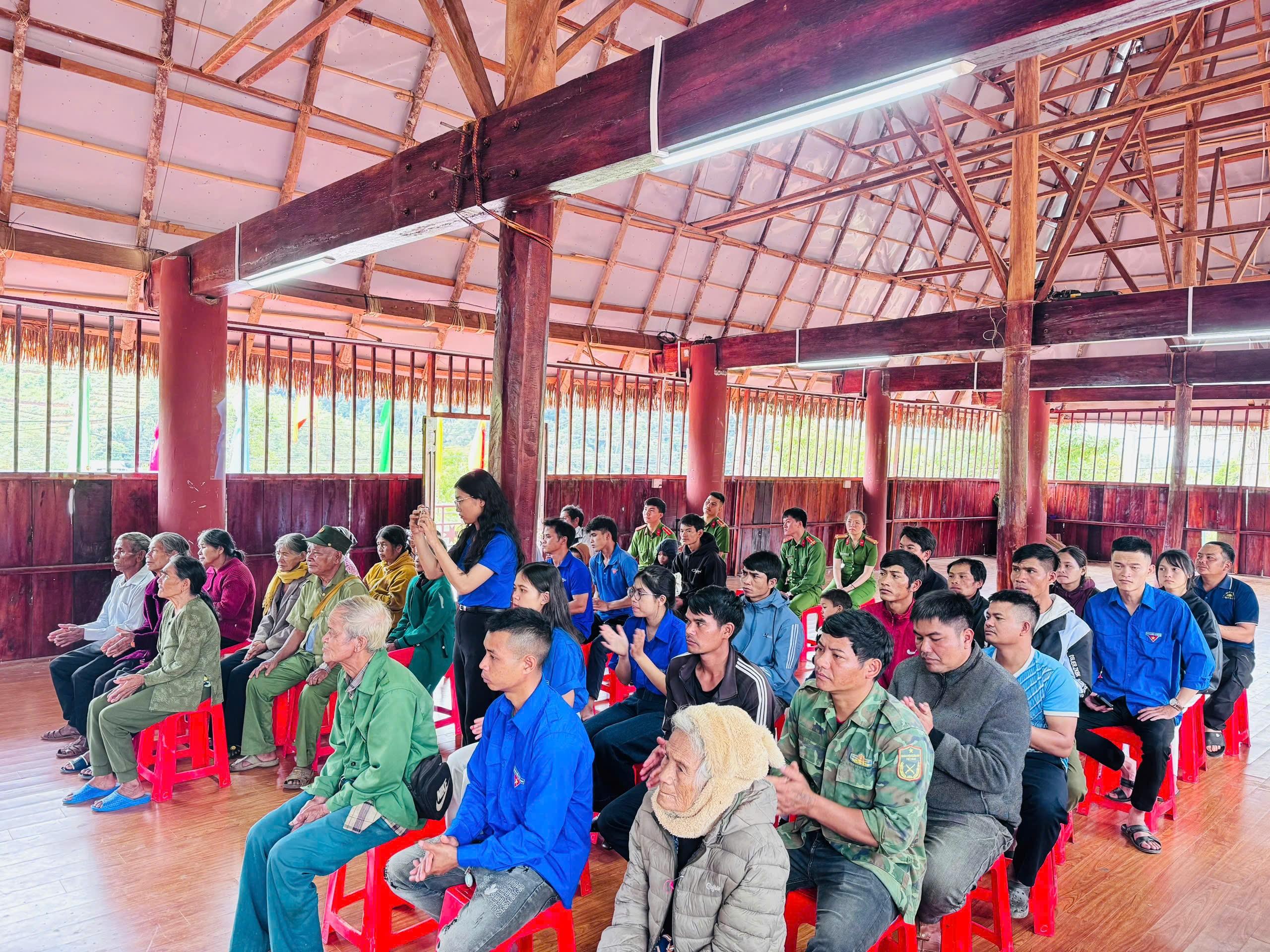 Quảng Ngãi: Đồng bào Xơ Đăng giao nộp súng tự chế, vui vẻ nhận quà dân sinh Quảng Ngãi: Đồng bào Xơ Đăng giao nộp súng tự chế, vui vẻ nhận quà dân sinh
