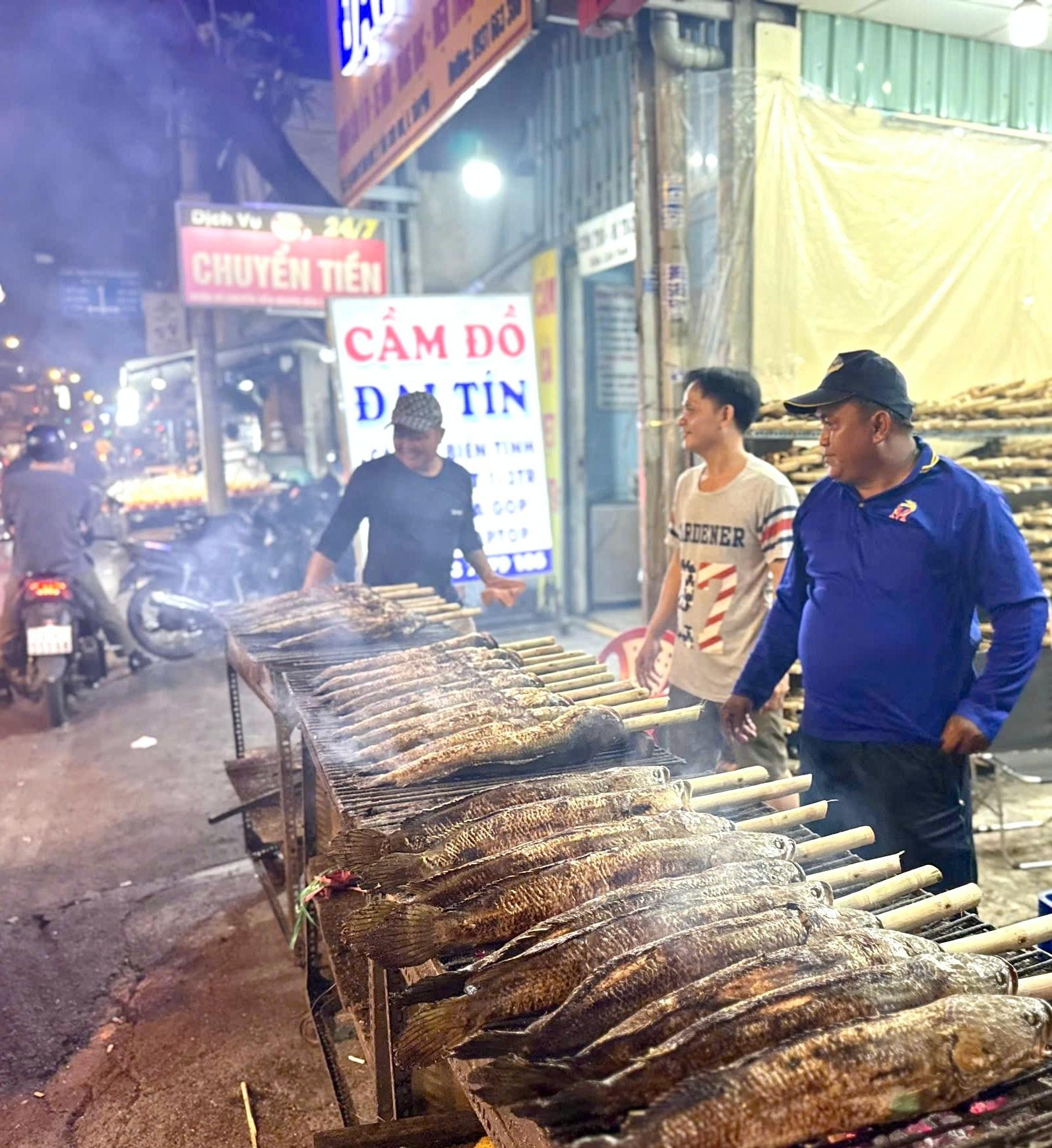 Phố cá lóc ngậm mía đỏ lửa đêm vía Thần Tài, giá khoảng 200.000 đồng/con