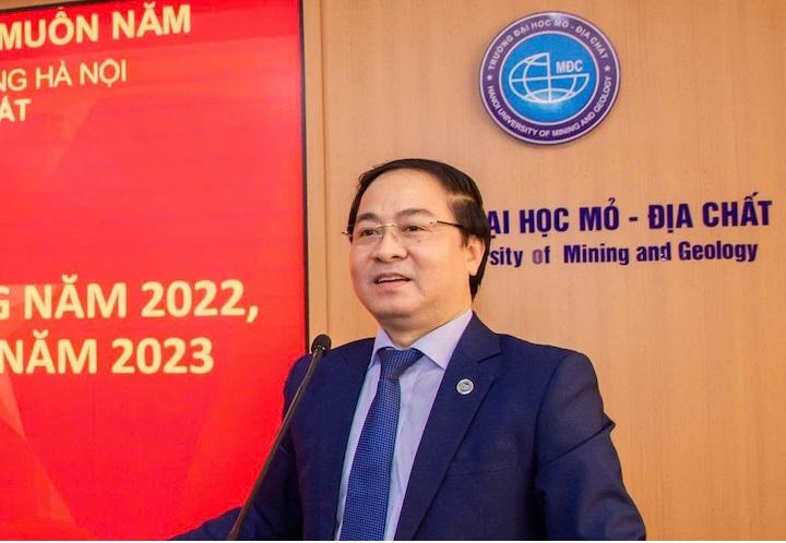 Ngôi trường tỷ phú Phạm Nhật Vượng từng theo học có Hiệu trưởng mới