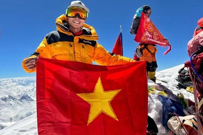 Bác sĩ người Việt đầu tiên lập kỷ lục Everest Triple Crown, chinh phục 'nóc nhà thế giới' cùng 2 đỉnh núi cao trong 4 ngày