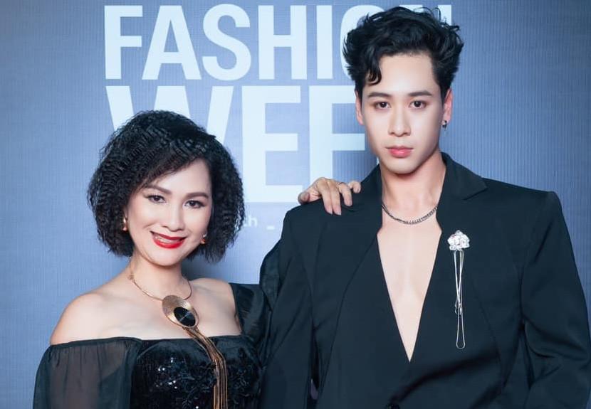 Gia đình có mẹ là NSƯT hát được 10 thứ tiếng, từng đóng phim giờ vàng VTV, con trai cao 1,83m vừa đăng quang Á vương