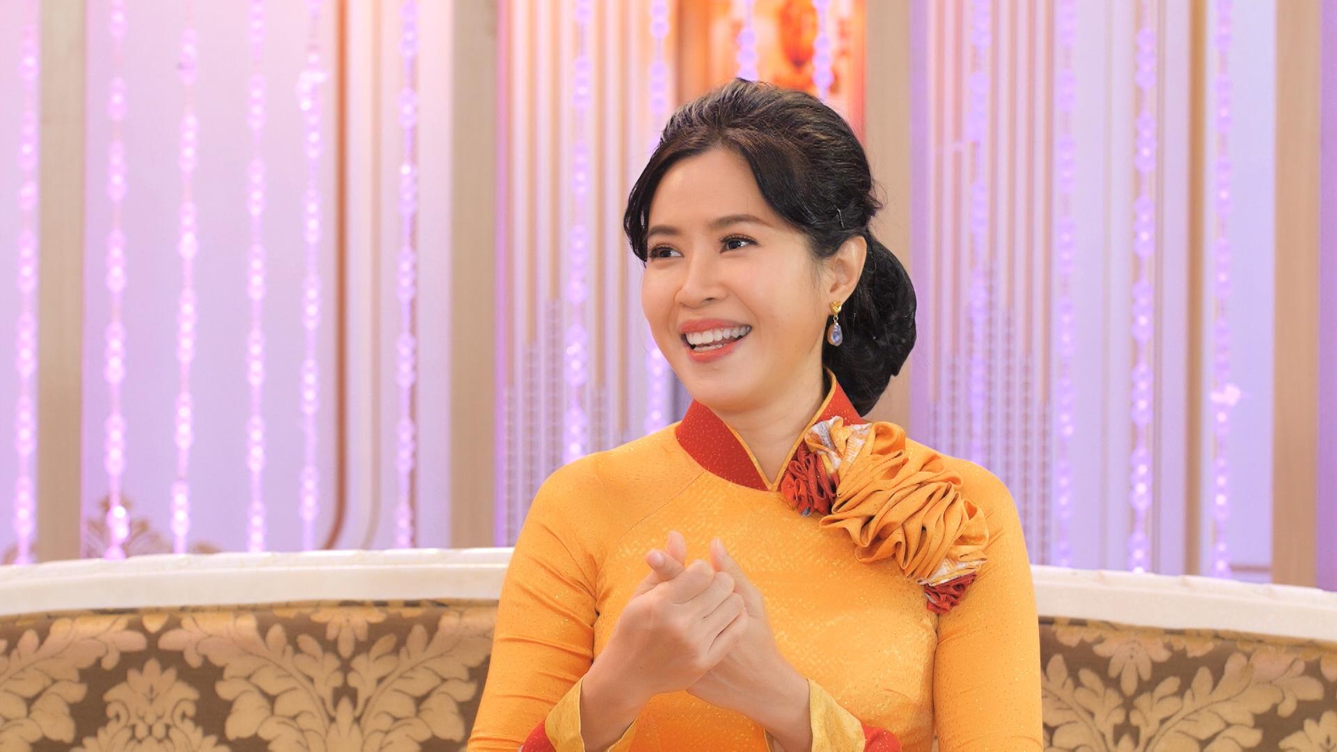 Nữ MC nổi tiếng là Phó Giám đốc quản lý hàng trăm nghệ sĩ: Từng làm việc tại công ty tàu biển, quyết 'giấu' chồng suốt 30 năm