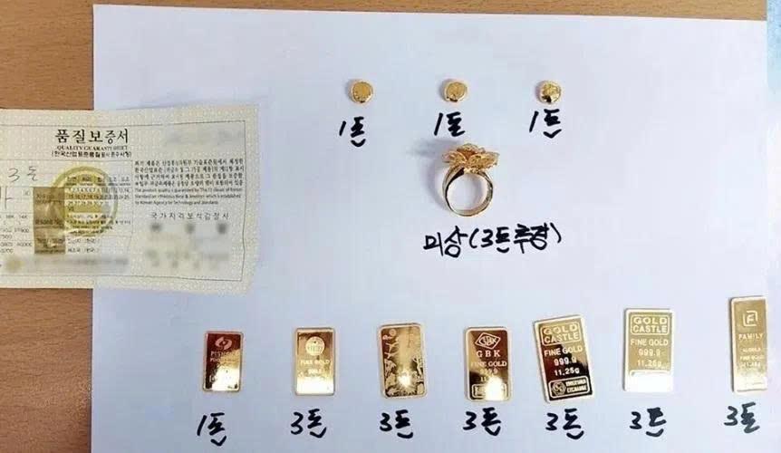 Bảo vệ 70 tuổi phát hiện nồi cơm điện chứa hơn 33 chỉ vàng ở bãi rác, cảnh sát lập tức kiểm tra camera