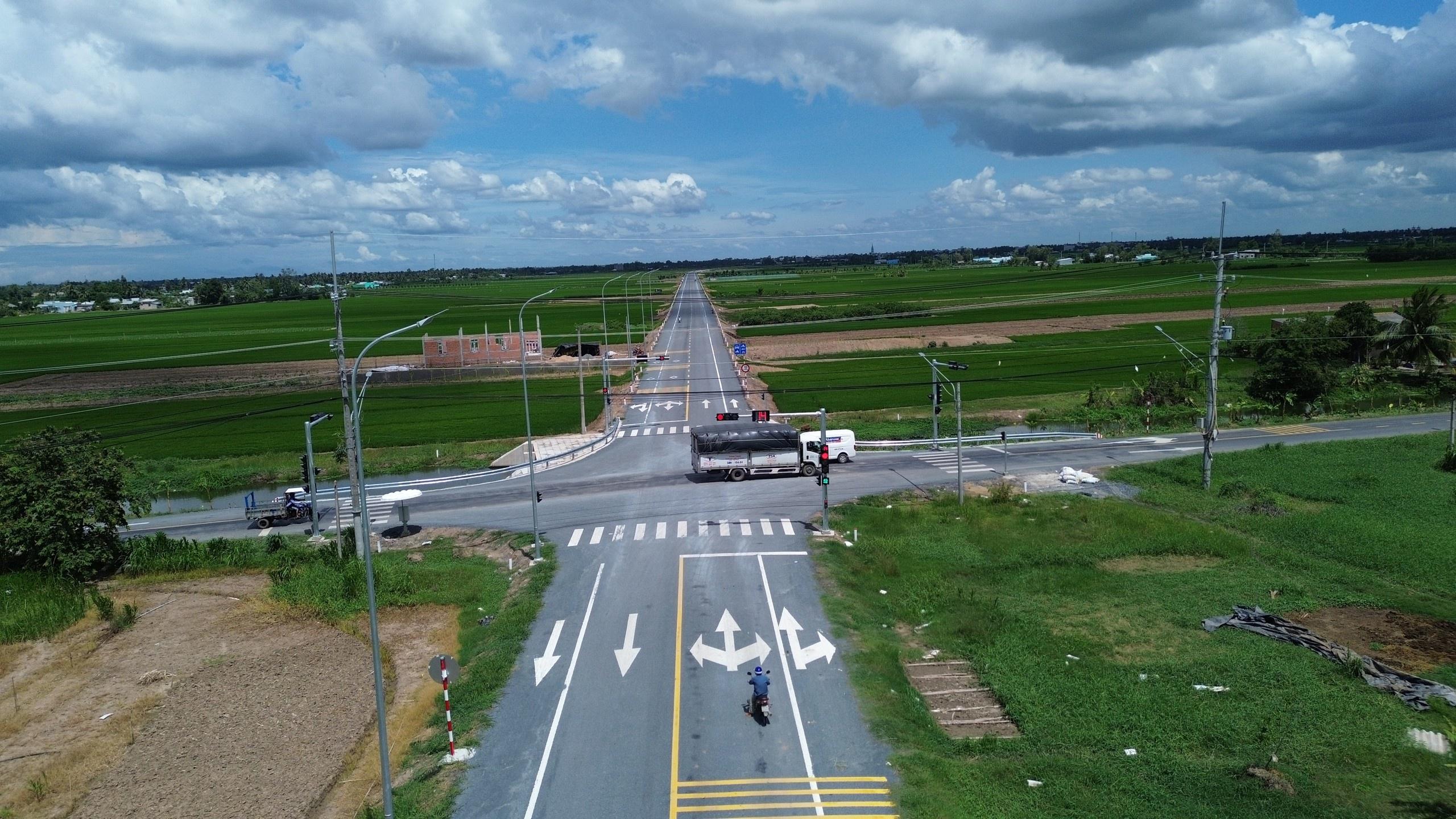 Chính thức thông xe đoạn đường 15km chạy dọc dòng sông quan trọng của ĐBSCL