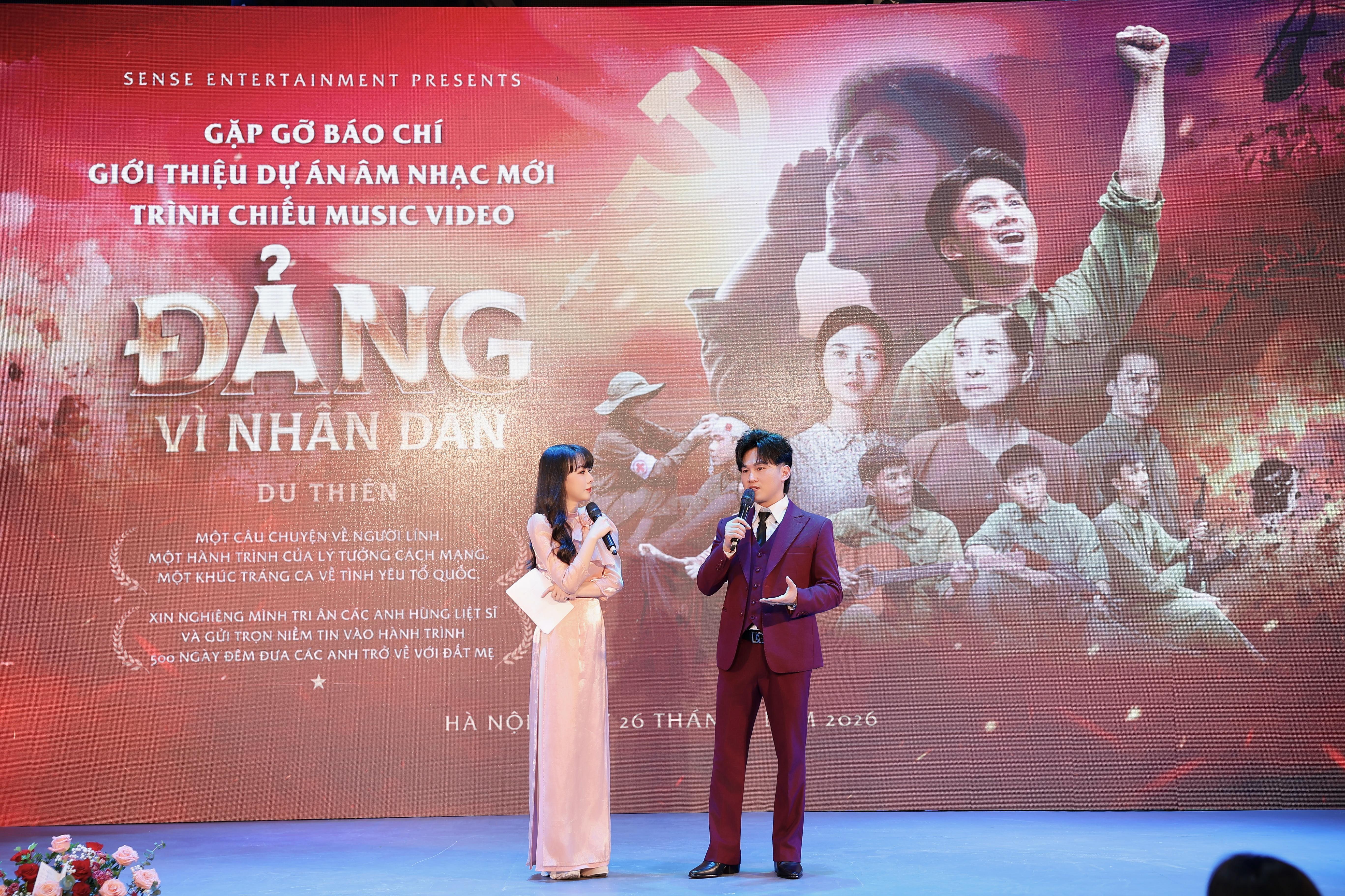 Ca sĩ Du Thiên giới thiệu MV "Đảng vì Nhân dân" và công bố hướng đi nghệ thuật mới Ca sĩ Du Thiên giới thiệu MV "Đảng vì Nhân dân" và công bố hướng đi nghệ thuật mới