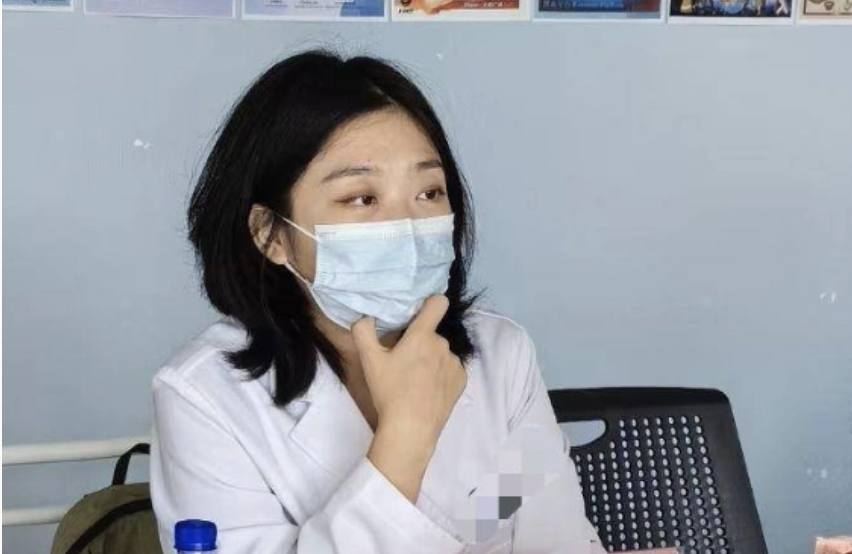 Nữ bác sĩ nội trú, có bằng tiến sĩ y khoa quyết định nghỉ việc ở tuổi 31 để đi làm shipper