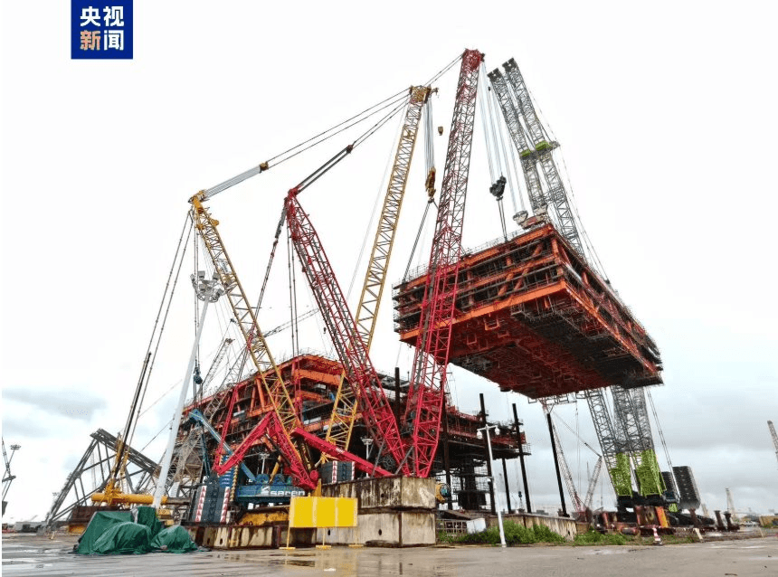 Phát hiện Trung Quốc cẩu thành công vật thể nặng 2.174 tấn lên độ cao 85m, dựng giàn xử lý dầu thô ngoài khơi lớn nhất châu Á cao tương đương tòa nhà 30 tầng
